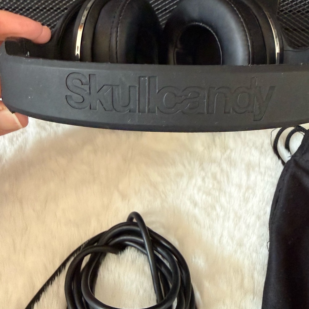 Skullcandy Over-Ear Black Headphones - Sleek Urban Design - Picture 9 of 13